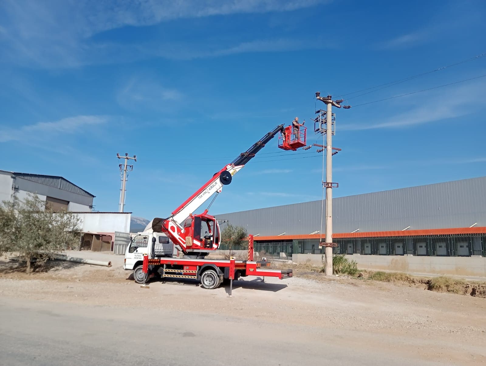 Torbalı sepetli vinç ile elektrik direği ve aydınlatma bakımı